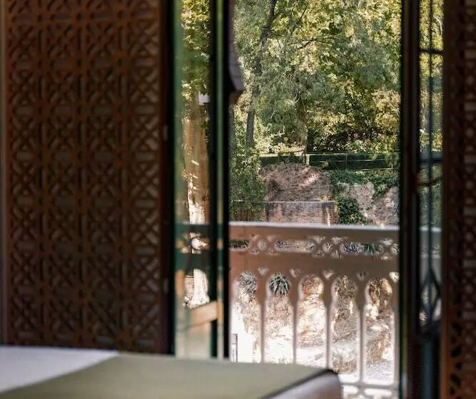 デラックスルーム, Alhambra Palace