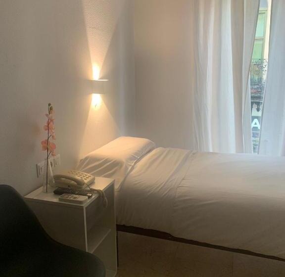 اتاق استاندارد یک تخته با بالکن, Gran Plaza