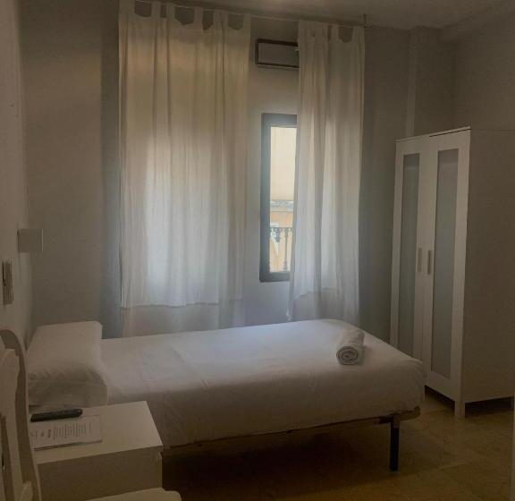 اتاق استاندارد یک تخته با بالکن, Gran Plaza