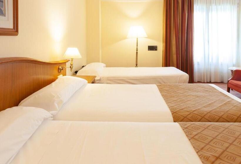 标准三人间, Hoyuela