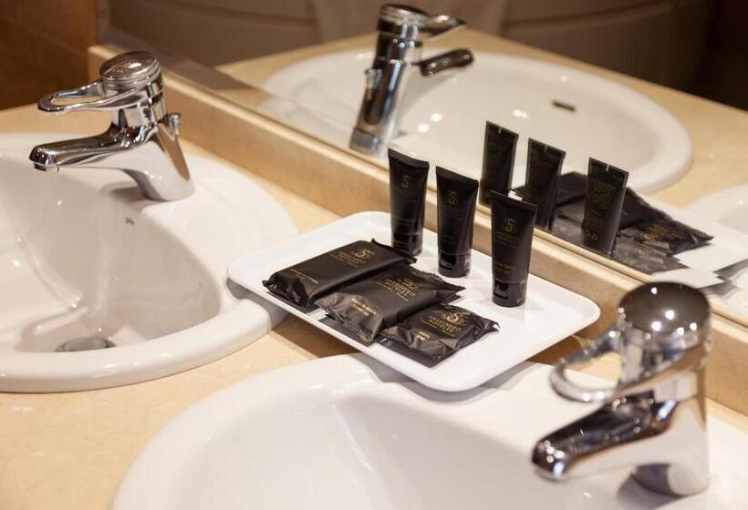 标准单人间, Hoyuela