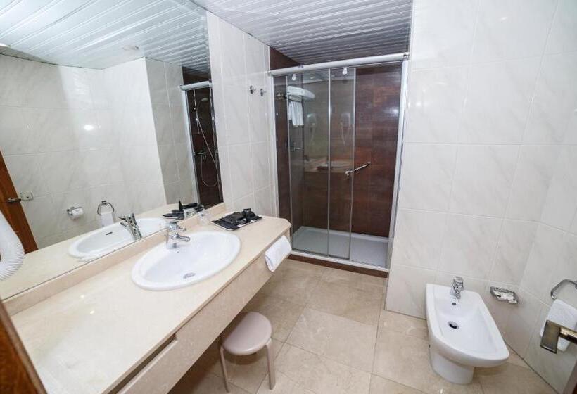 标准单人间, Hoyuela