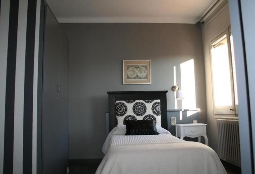 חדר יחיד קלאסי, L'ast