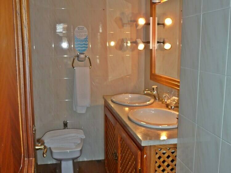 غرفة قياسية ثلاثية, María Luisa