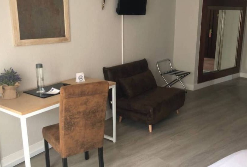 اتاق استاندارد سه نفره, Marques De Santillana