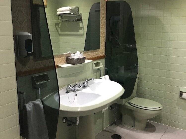 اتاق استاندارد سه نفره, Marques De Santillana