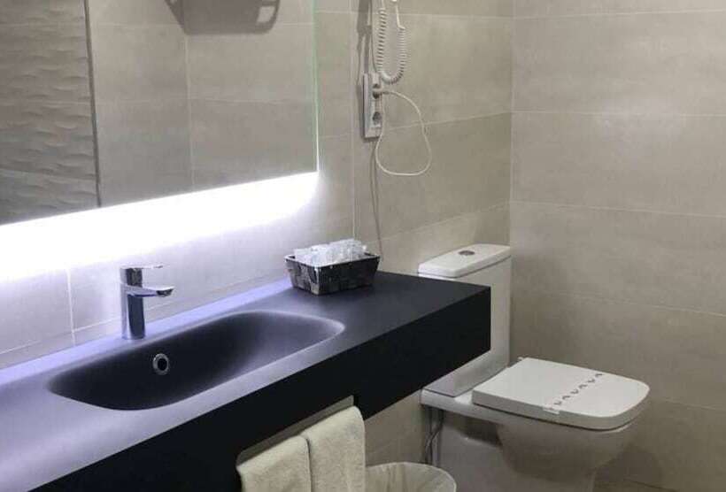 اتاق استاندارد سه نفره, Marques De Santillana