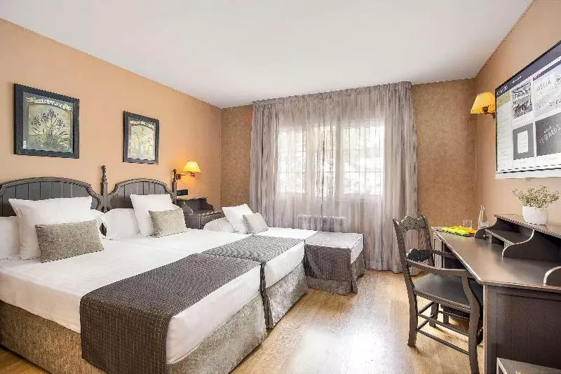 اتاق استاندارد سه نفره, Melia Sierra Nevada