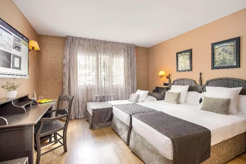 اتاق استاندارد سه نفره, Melia Sierra Nevada
