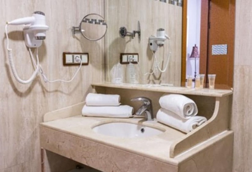 اتاق استاندارد سه نفره, Reina Cristina