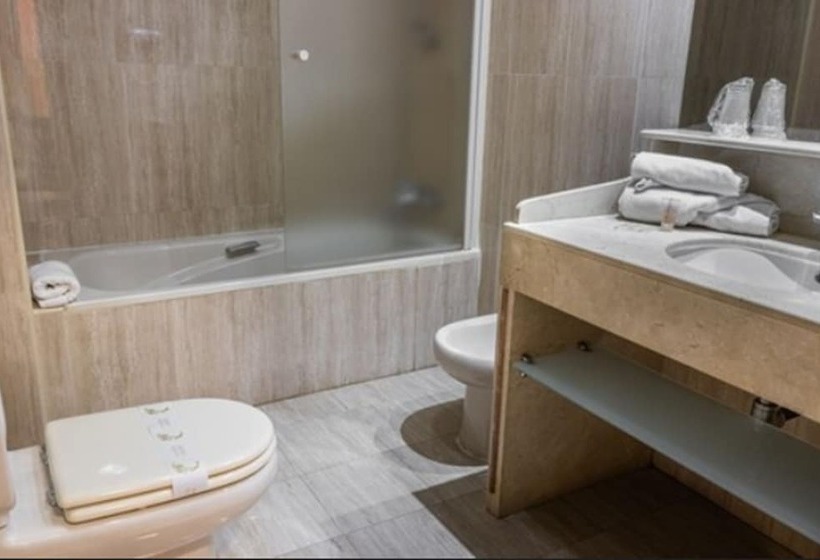 اتاق استاندارد سه نفره, Reina Cristina