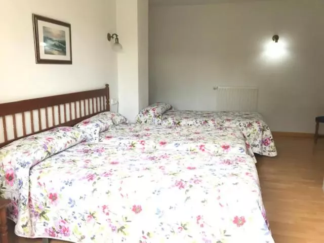 Standard Kolmen Hengen Huone, Salldemar