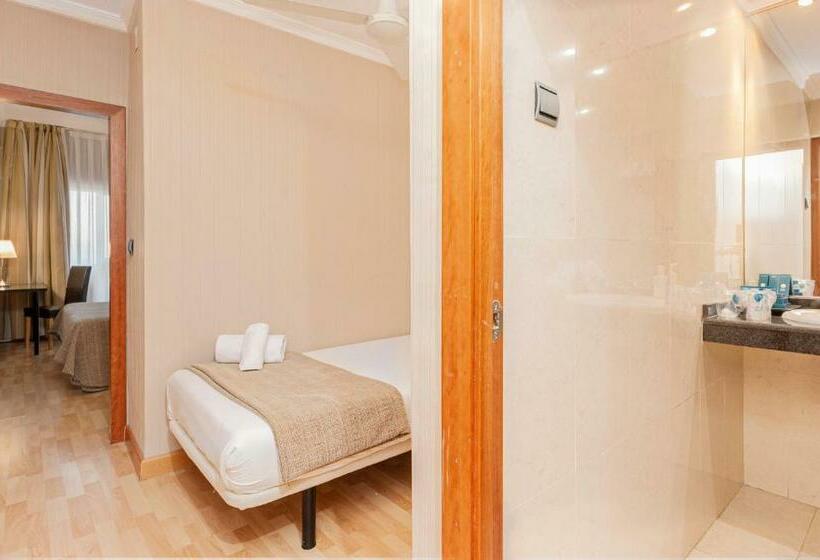 اتاق استاندارد سه نفره, Oh Nice Ulises Ceuta