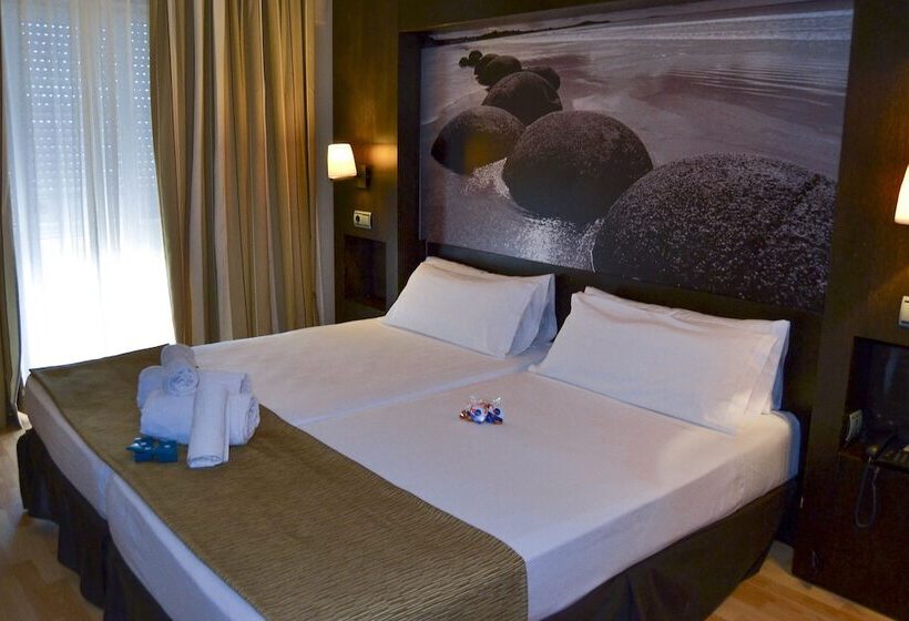 اتاق استاندارد سه نفره, Oh Nice Ulises Ceuta