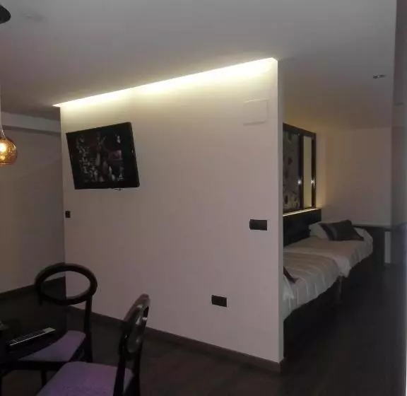 Standard Neljän Hengen Huone, Area De Servicio Villamartín