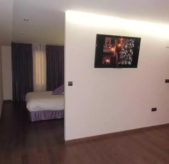 Standard Neljän Hengen Huone, Area De Servicio Villamartín