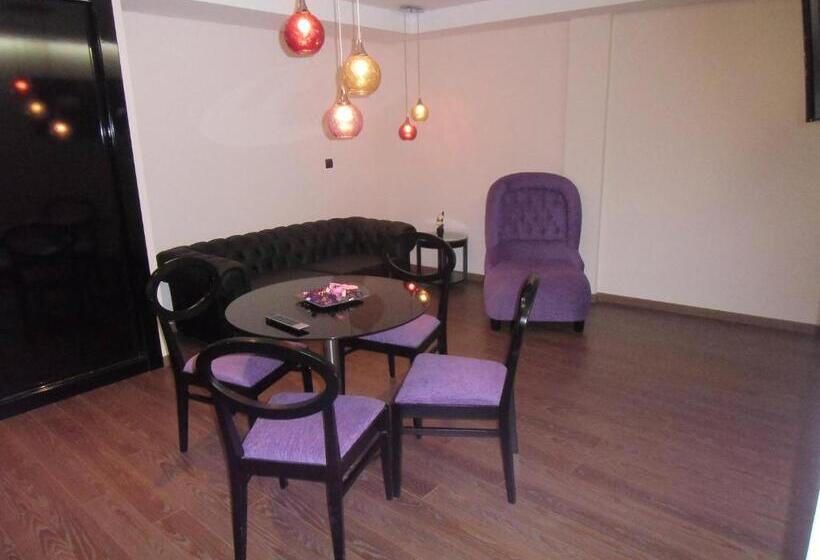 חדר סטנדרט לארבעה, Area De Servicio Villamartín