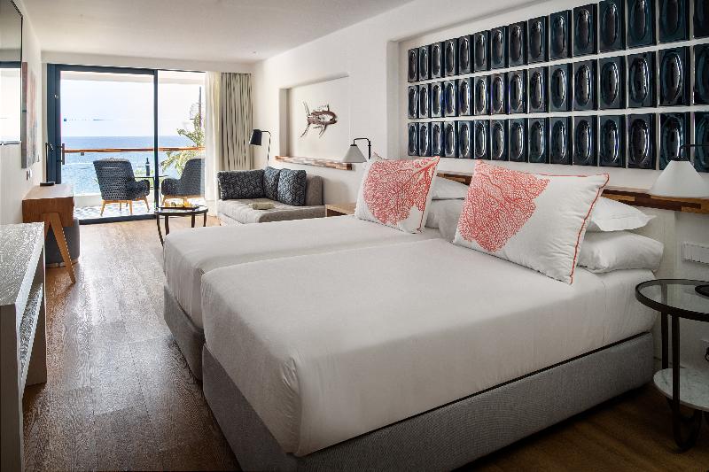 جناح جونيور مطلّ علي البحر, Hotel Fariones