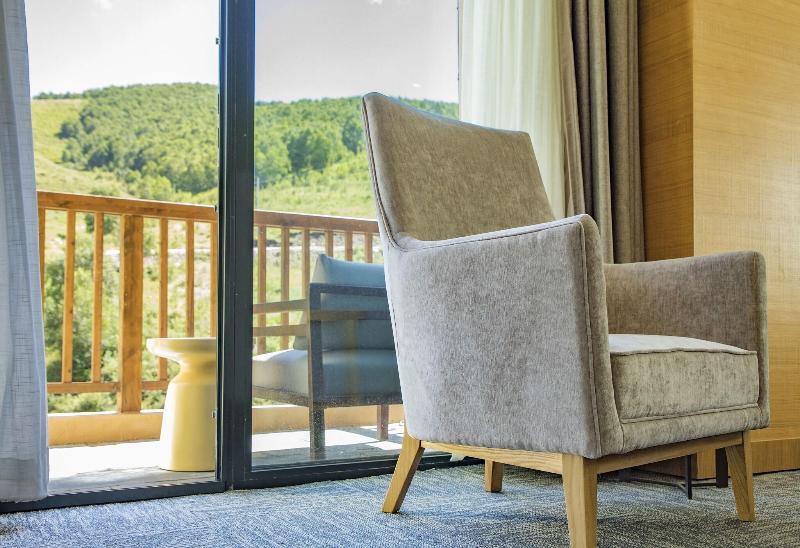 جناح جونيور مطلّ علي البحر, Hotel Fariones
