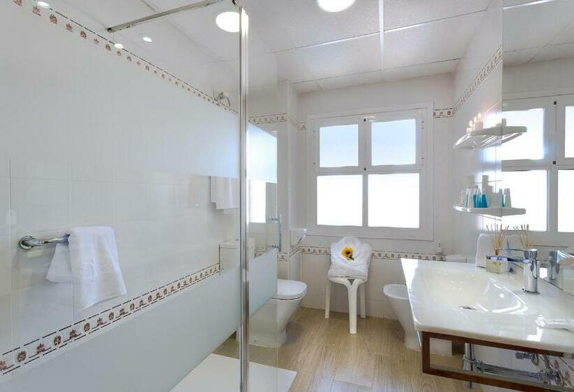 غرفة سوبيريور, Izán Cavanna