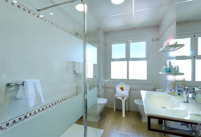 غرفة سوبيريور, Izán Cavanna