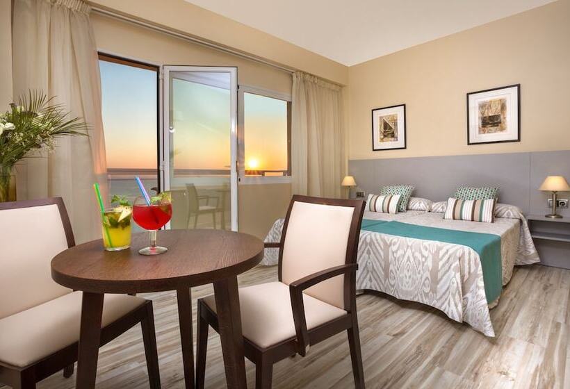 غرفة سوبيريور, Izán Cavanna