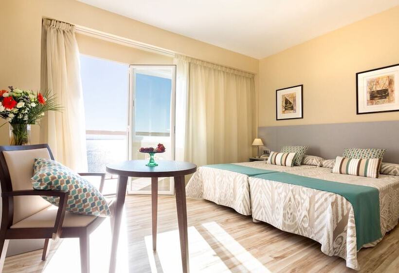 Superior Room, Izán Cavanna