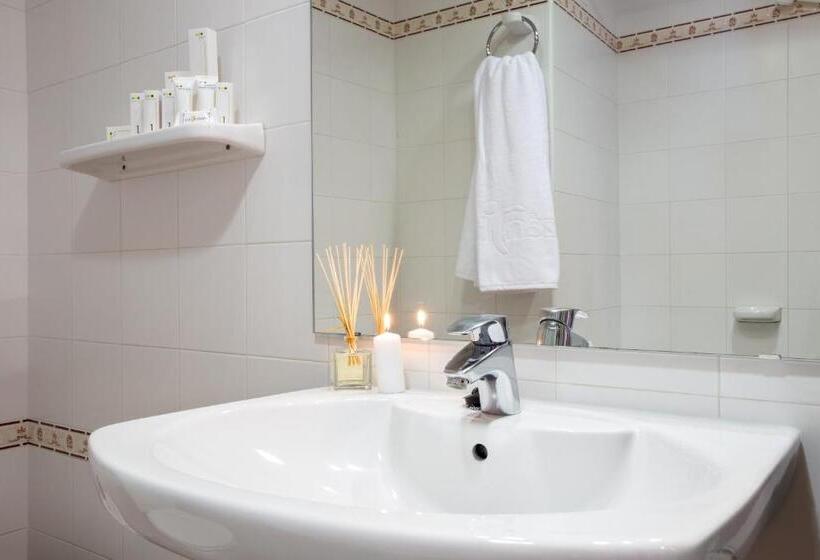 ‫غرفة فردية مزودة بتراس, Izán Cavanna