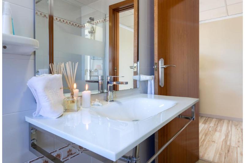 غرفة قياسية ثلاثية, Izán Cavanna