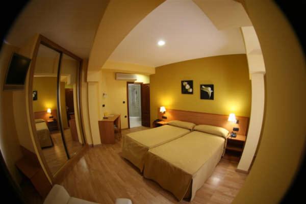 스탠다드 룸, Leyton