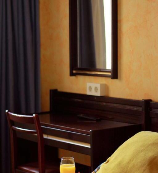 스탠다드 룸, Leyton