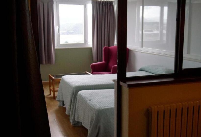 패밀리 룸, Leyton