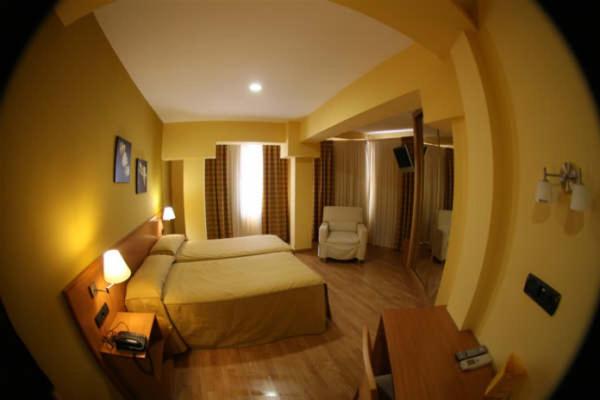 디럭스 룸, Leyton