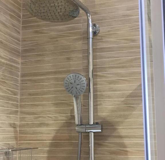 חדר סטנדרט לשלושה, Marxant