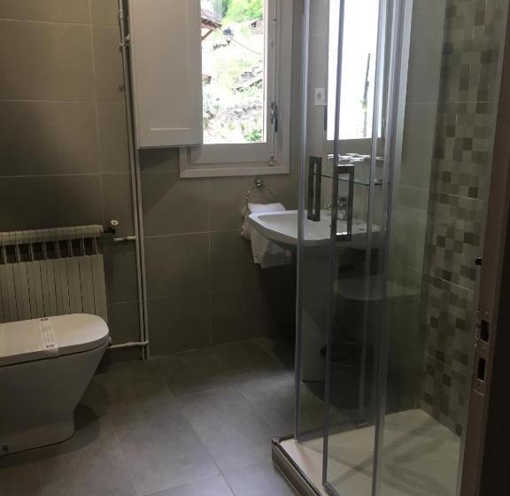 חדר סטנדרט לשלושה, Marxant