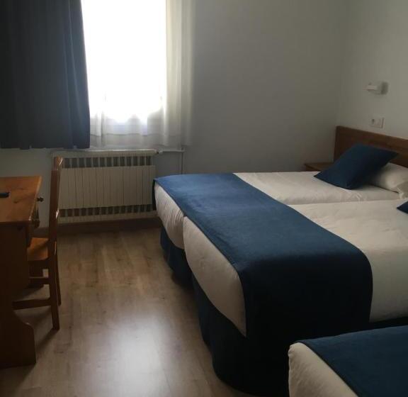 חדר סטנדרט לשלושה, Marxant