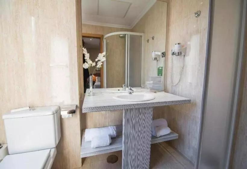 اتاق استاندارد چهار تخته, Petit Palace Preciados