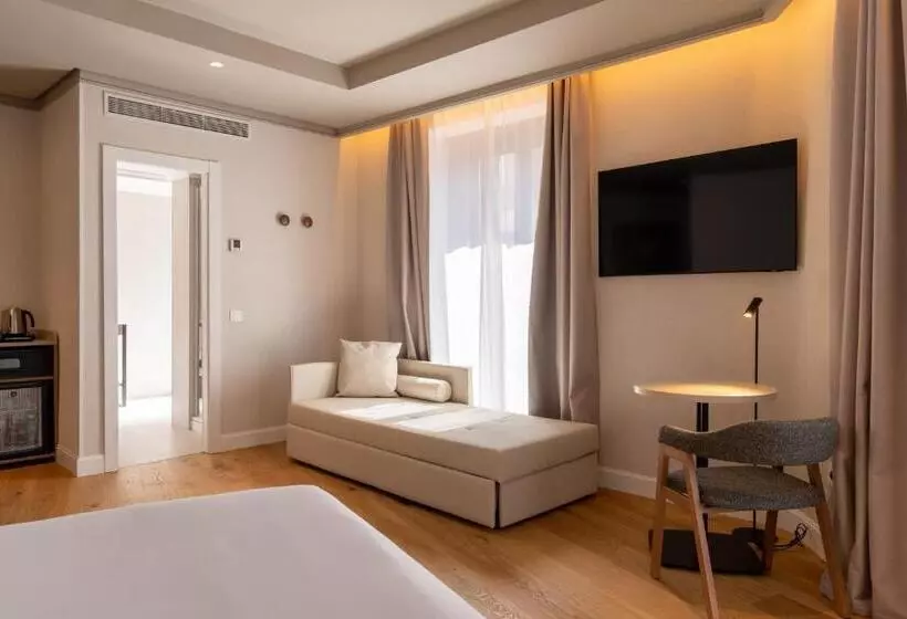 اتاق دلوکس با تخت کینگ و چشم‌انداز شهر, Petit Palace Preciados