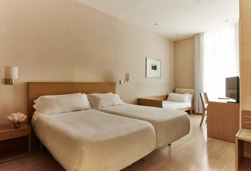 Pokój Czteroosobowy Standard, Regente