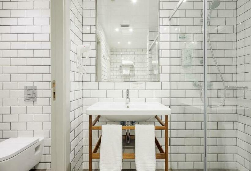 Apartament Rodzinny, Regente