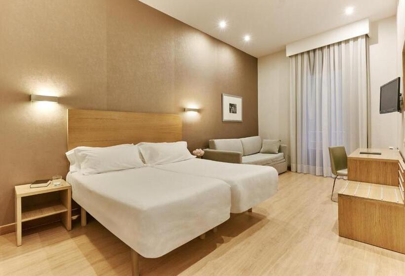 Pokój Czteroosobowy Standard, Regente