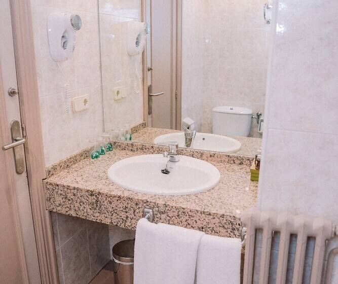 اتاق استاندارد سه نفره, Riu Nere Mountain