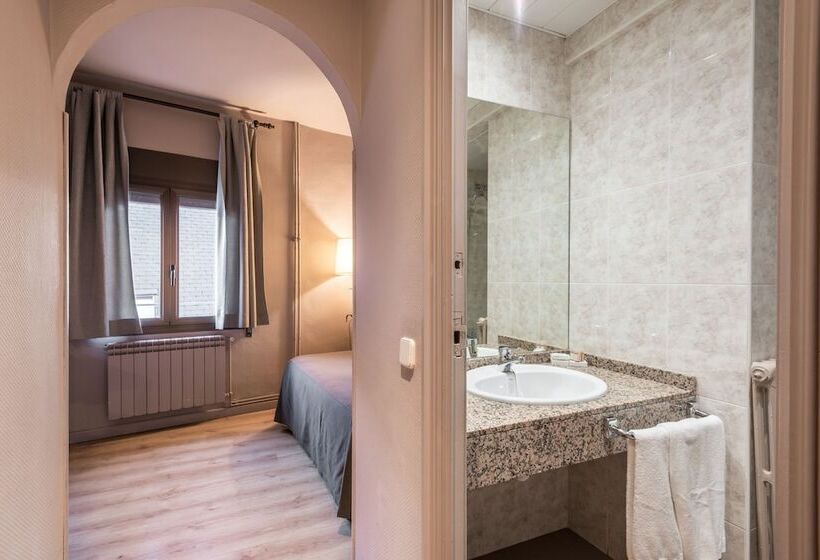 اتاق استاندارد سه نفره, Riu Nere Mountain