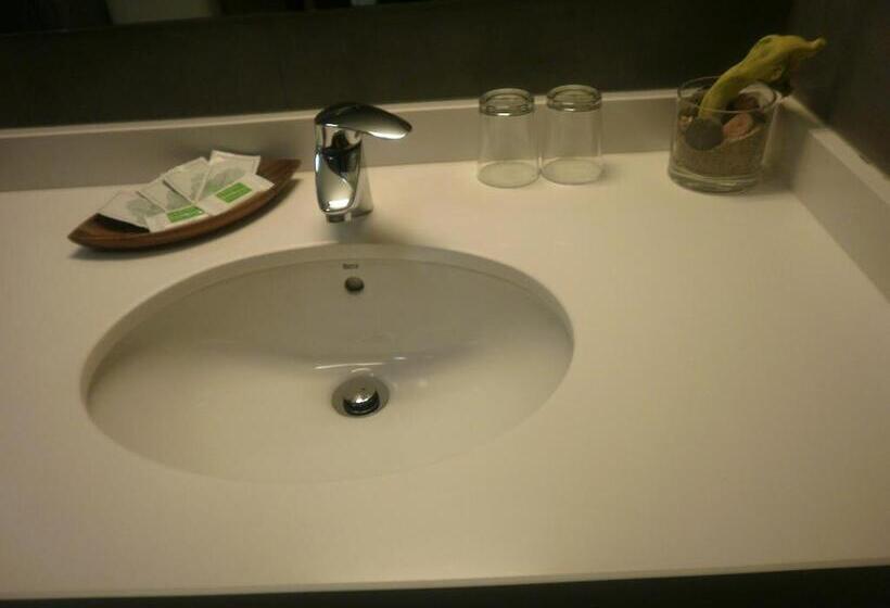 舒适型房间, Victor