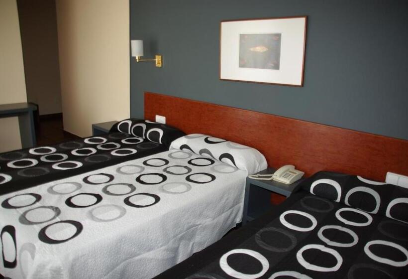 Номер Стандарт Трехместный, Yerri