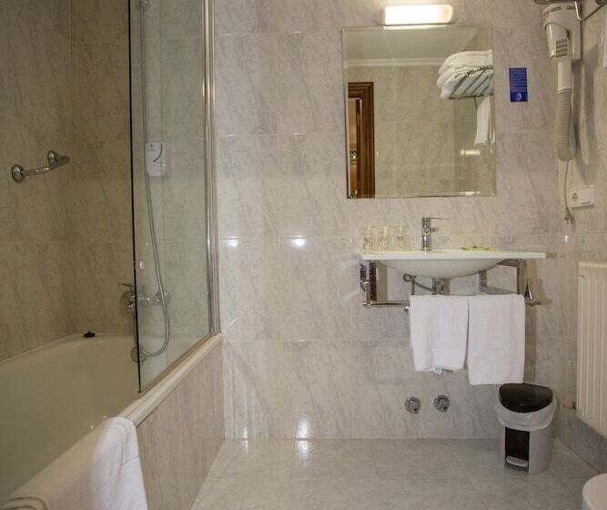 Номер Стандарт Трехместный, Yerri