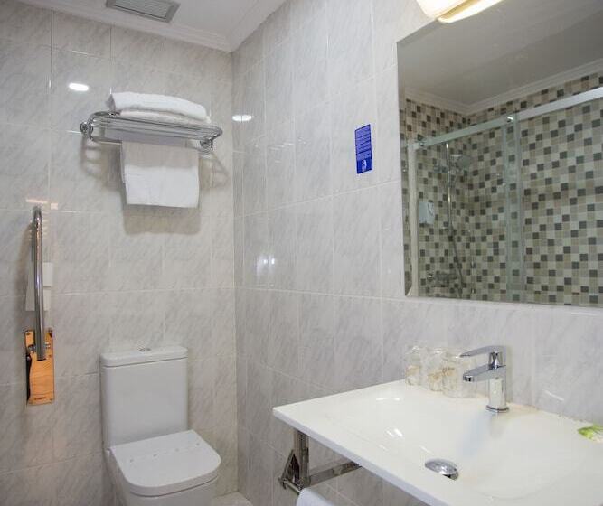 Номер Стандарт Трехместный, Yerri