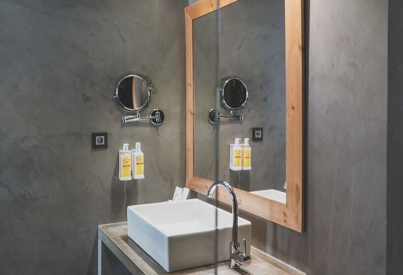 اتاق خانوادگی, Zenit Abeba