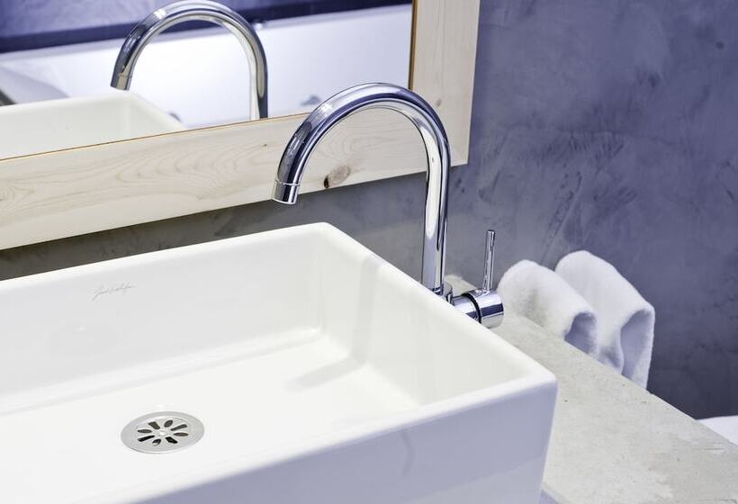 اتاق خانوادگی, Zenit Abeba