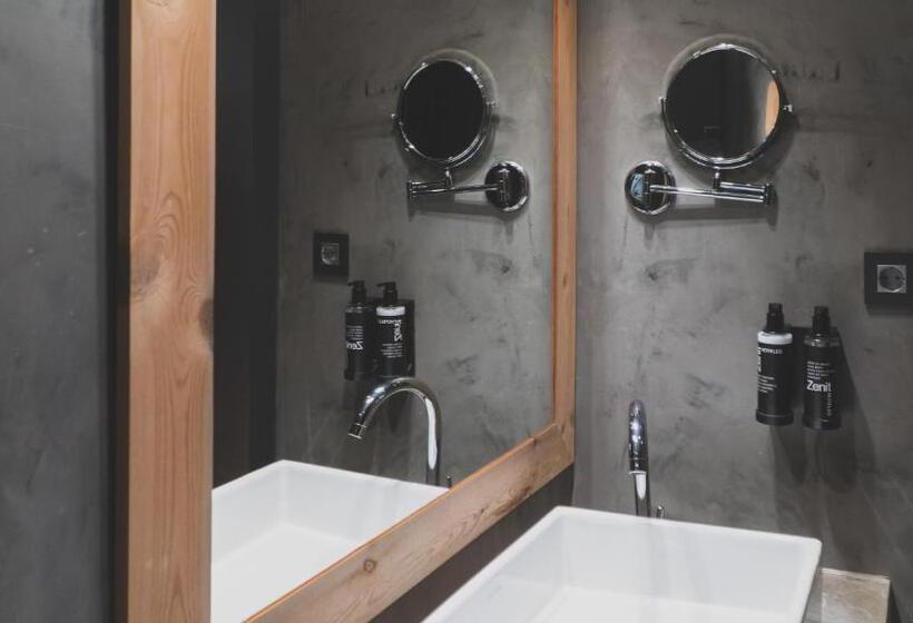 اتاق استاندارد سه نفره, Zenit Abeba